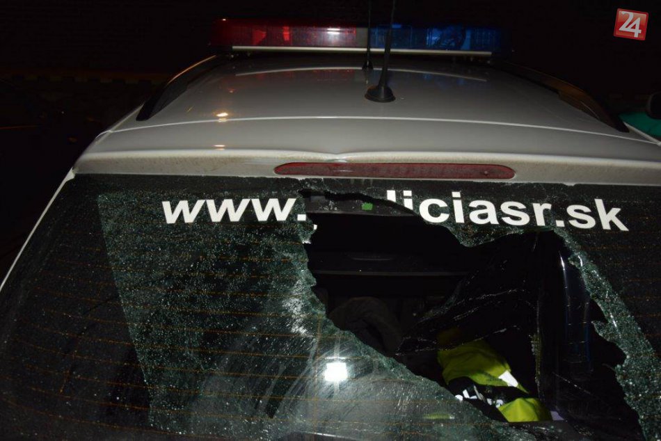 Ilustračný obrázok k článku Zásah mužov zákona v rómskej osade: Policajné autá skončili zničené na nepoznanie