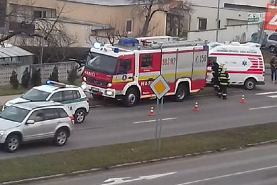 Ilustračný obrázok k článku Nehoda na hlavnom ťahu v Žiari: Záchranári odvážali zranenú ženu (64), FOTO