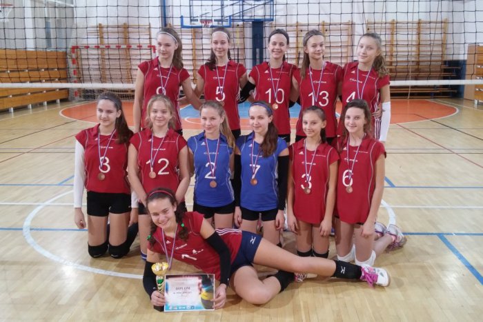 Ilustračný obrázok k článku Pekný úspech našich mladých volejbalistiek: Z turnaja si odniesli bronz