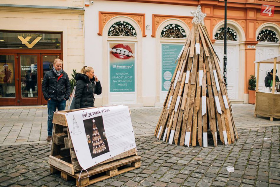 Ilustračný obrázok k článku Zo stavebného odpadu navrhli študentky originálny vianočný stromček