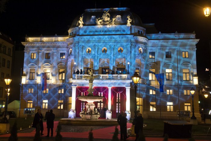 Ilustračný obrázok k článku Ples v opere obmedzí premávku električiek okolo divadla