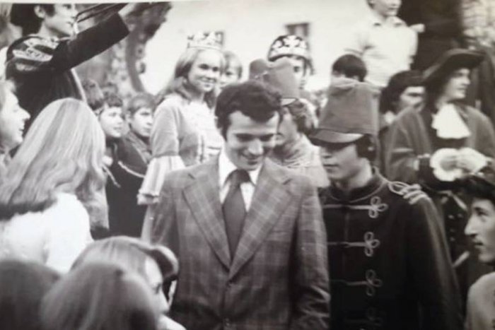 Ilustračný obrázok k článku Známy žiarsky učiteľ pobavil retro záberom: Spoznali by ste ho na tejto FOTKE?