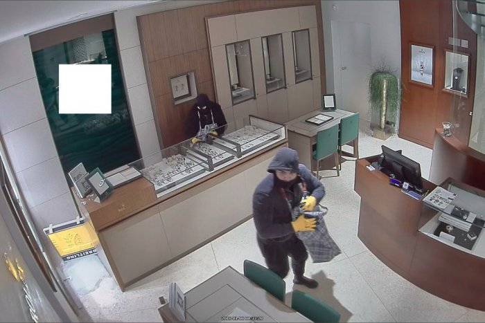 Ilustračný obrázok k článku Zlodeji vrazili autom do klenotníctva v centre Bratislavy. Odniesli si hodinky za 900 000 eur