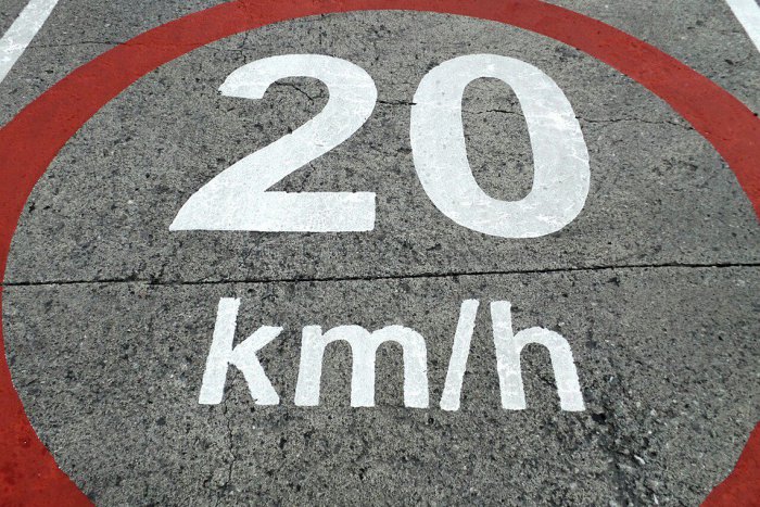 Ilustračný obrázok k článku Po novom cez Strážky 20-kou: Bola schválená dopravná obytná zóna