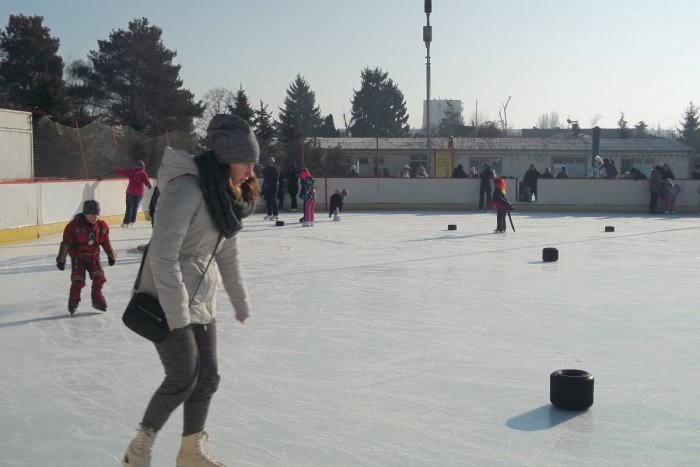 Ilustračný obrázok k článku Zabavte sa na korčuliach: Môžete aj pod rúškom noci