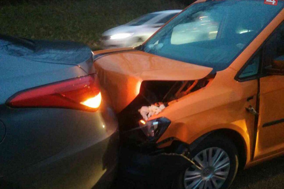 Ilustračný obrázok k článku Na diaľnici D2 došlo k zrážke troch áut. Pri nehode sa zranili aj deti