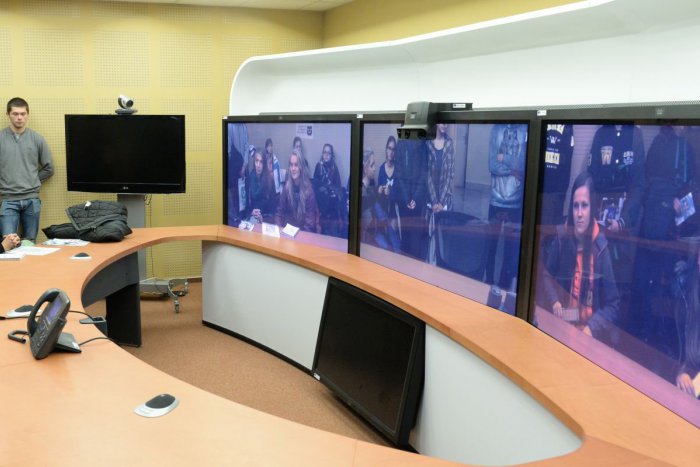 Ilustračný obrázok k článku Moderná komunikácia so zahraničím: Národná rada SR má nový videokonferenčný systém