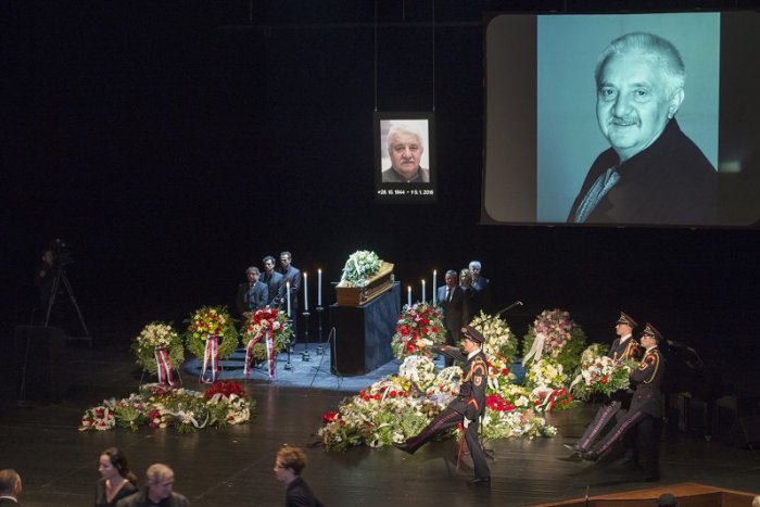 Ilustračný obrázok k článku FOTO: Kolegovia a priaznivci divadla sa rozlúčili s hercom Mariánom Labudom (†73)