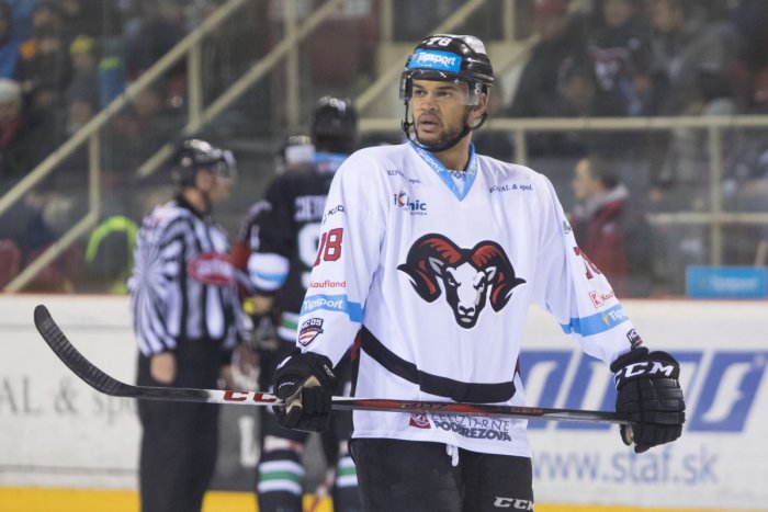 Ilustračný obrázok k článku Hokejový univerzál v Bystrici skončil. Akim Aliu už nie je hráčom baranov