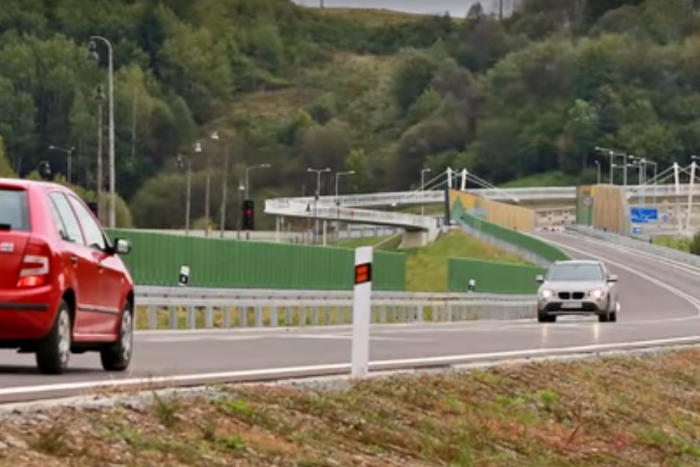 Ilustračný obrázok k článku Brezno bez kamiónov: Druhá etapa výstavby obchvatu ide podľa plánu, trasa má nové riešenie