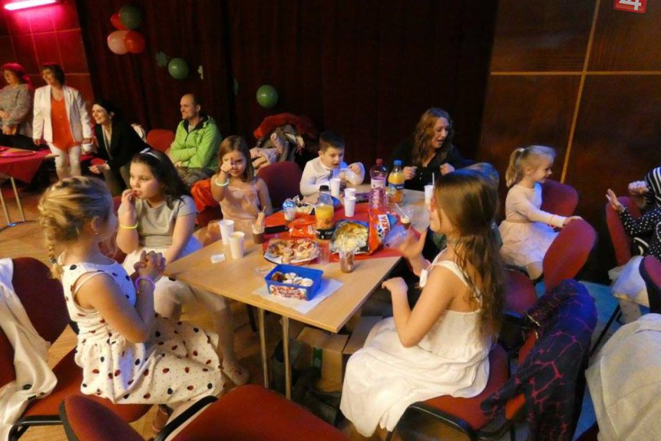 Ilustračný obrázok k článku Plesovú sezónu v Dobšinej otvoril Detský novoročný ples, FOTO