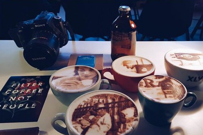 Ilustračný obrázok k článku Nudí vás už káva so srdiečkom na pene? V Bratislave dostanete aj kapučíno s vlastným portrétom