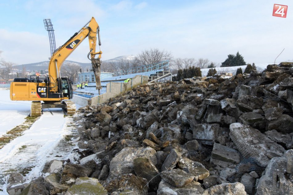 Ilustračný obrázok k článku FOTO: Nitriansky štadión sa pripravuje na rekonštrukciu, začali sa búracie práce