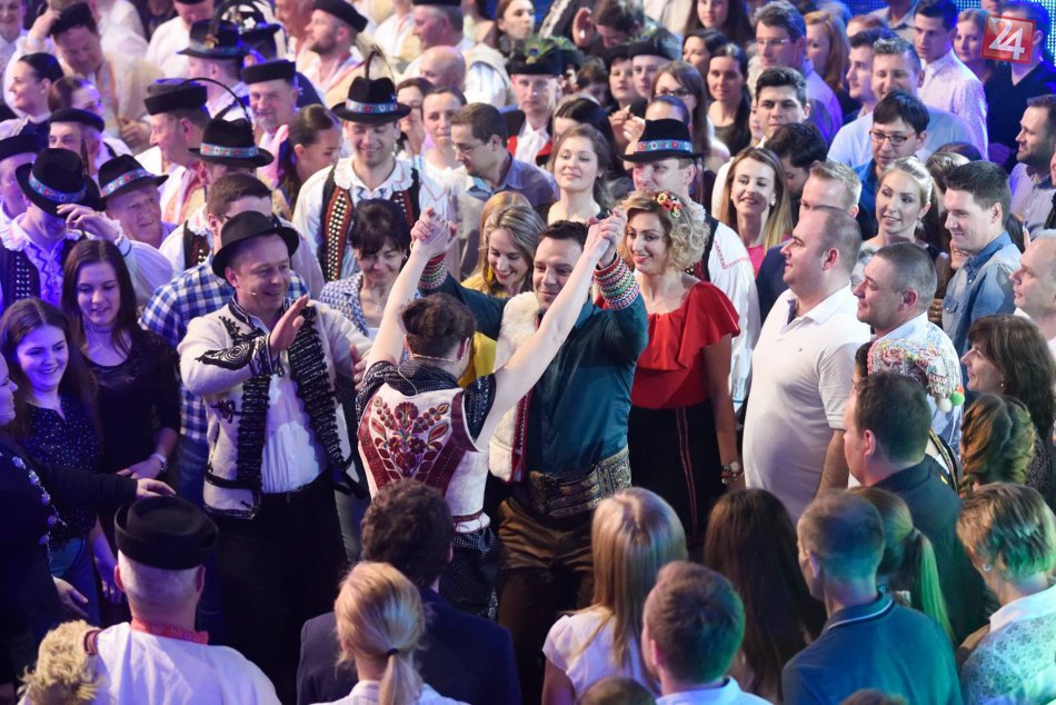 Ilustračný obrázok k článku Bystričanov roztancuje obľúbená akcia. Aký hosť zavíta na Čaj o piatej?