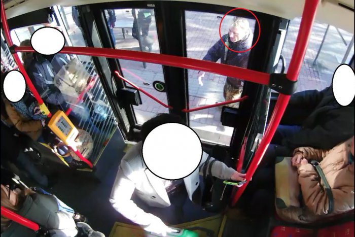Ilustračný obrázok k článku Nepoznáte tohto muža? Ušiel mu autobus MHD, tak kopol do dverí a rozbil ich