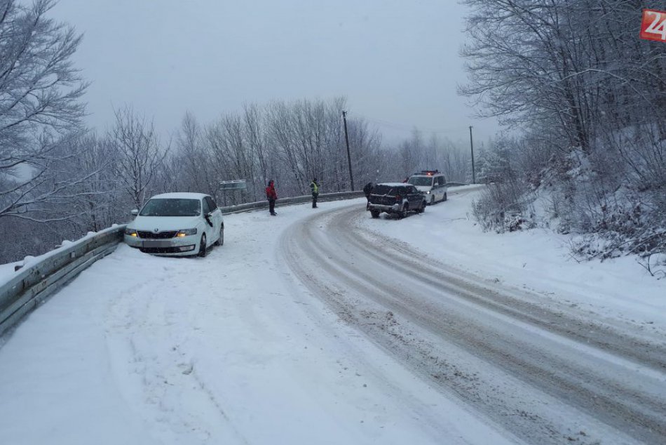 Ilustračný obrázok k článku Na kopci sa dopoludnia šmýkalo, došlo aj ku kolízii áut, FOTO