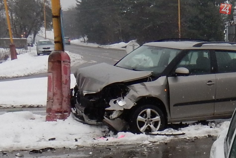 Ilustračný obrázok k článku FOTO z miesta nehody v Považskej: Auto odrazené do stĺpa, žena zranená