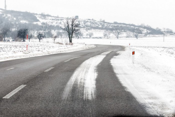 Ilustračný obrázok k článku Situácia na cestách je náročná: Vodiči by sa mali pripraviť na sneh a poľadovicu