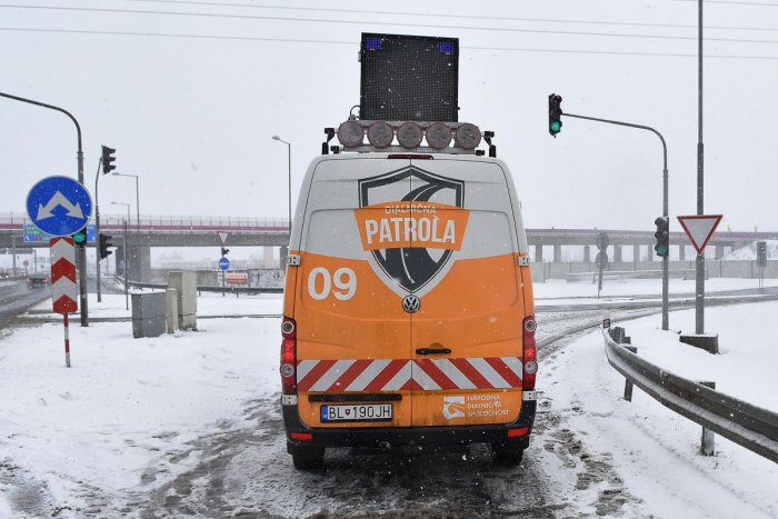 Ilustračný obrázok k článku Diaľničná patrola pomáha: V roku 2017 zasahovala v 17 967 prípadoch