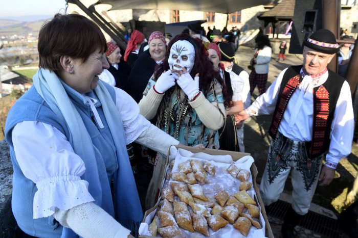 Ilustračný obrázok k článku Fašiangová zakáľačka ako sa patrí. Dúbravicou budú rozvoniavať dobroty z mäsa