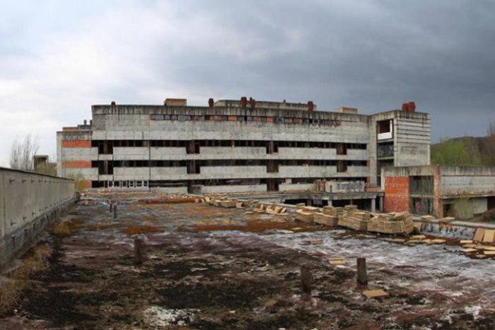 Ilustračný obrázok k článku Rozostavanú nemocnicu na Rázsochách začnú búrať najskôr na jeseň