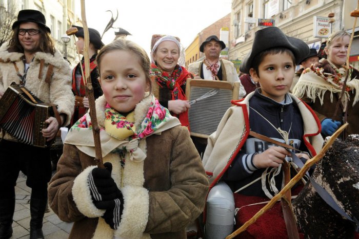 Ilustračný obrázok k článku Fašiangové podujatia pod Zoborom: Basu pochovajú aj v mestských častiach