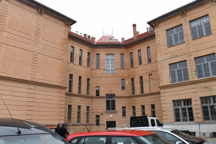 Ilustračný obrázok k článku Rok po ničivom požiari: Na budove PF UPJŠ v Košiciach skolaudovali strechu, FOTO