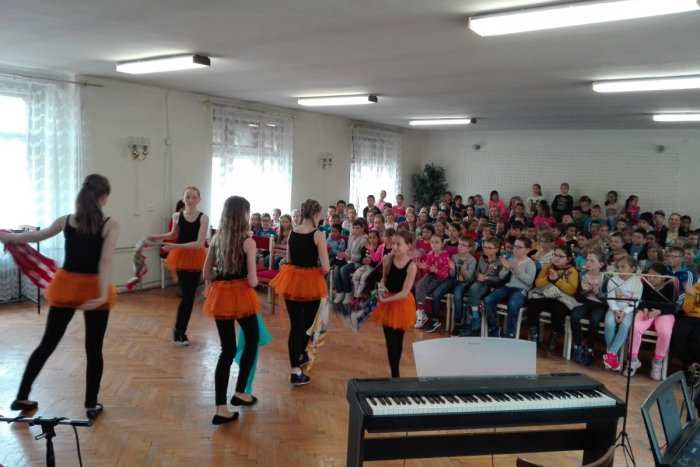 Ilustračný obrázok k článku Tanečníci, hudobníci či budúci herci: ZUŠ v Lučenci prijíma nových záujemcov