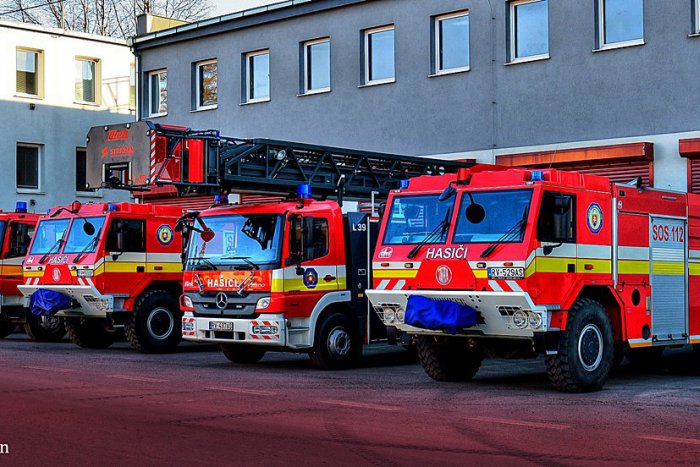 Ilustračný obrázok k článku Požiar strechy v Gemerskej Hôrke: Hasiči na mieste