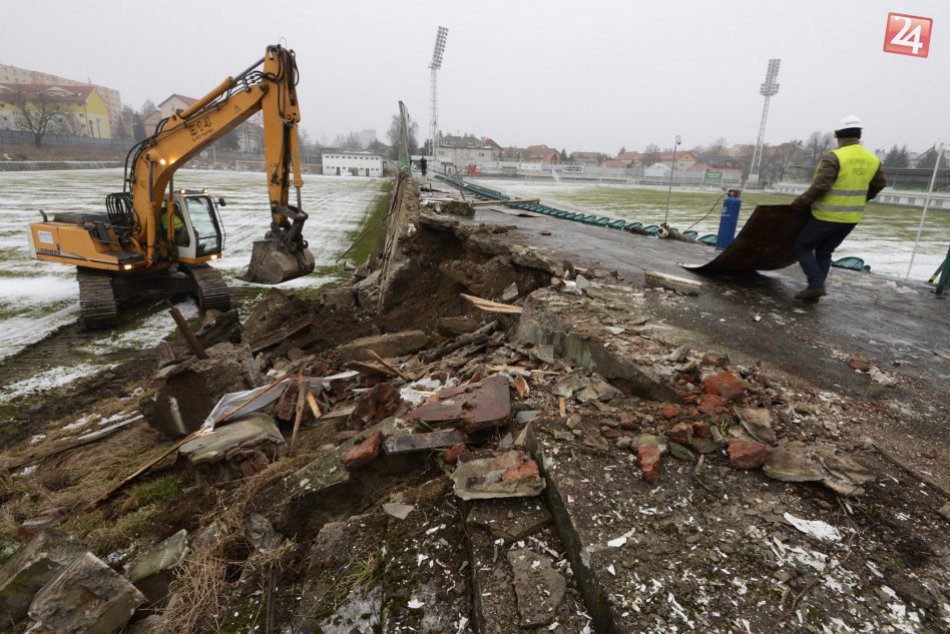 Ilustračný obrázok k článku Staručký stánok ide k zemi: Búracie práce na prešovskom štadióne v OBRAZOCH