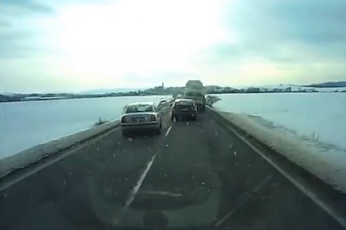 Ilustračný obrázok k článku VIDEO šialeného predbiehania zo Žilinského kraja zamestnáva policajtov: Čo oni na to?