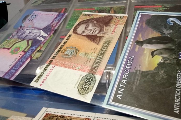 Ilustračný obrázok k článku Svietiaca pohľadnica, staré biblie či modely áut. Aj to ponúka zberateľská výstava