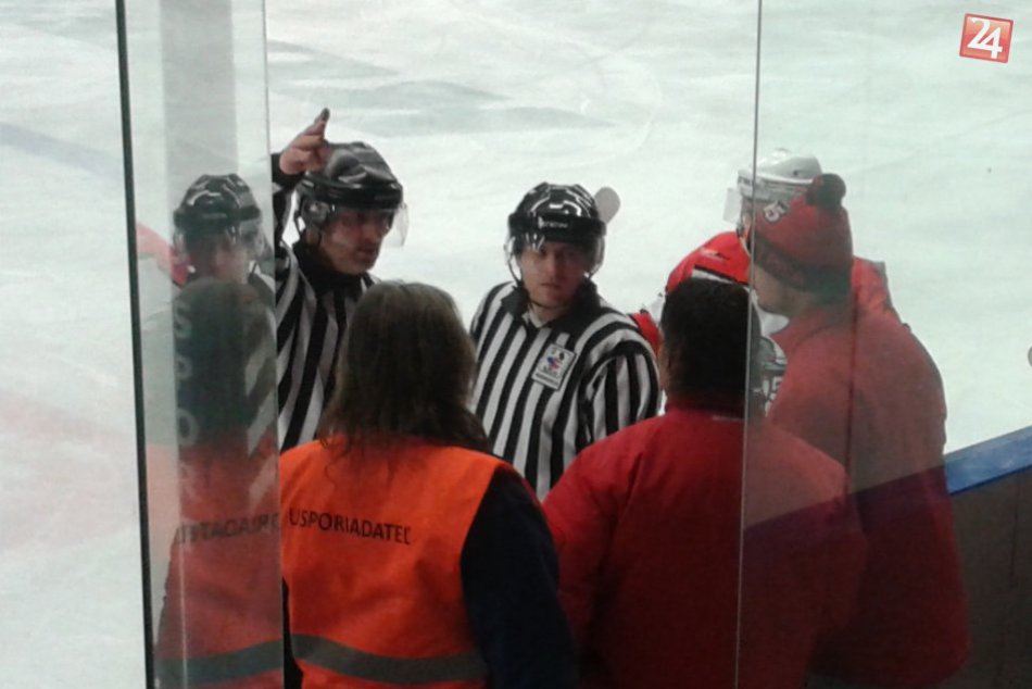 Ilustračný obrázok k článku Horúco na považskobystrickom ľade: Tréner o výzve na bitku! FOTO