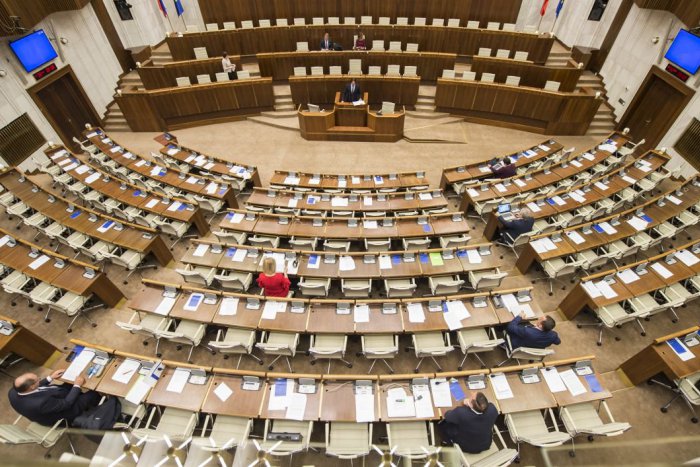 Ilustračný obrázok k článku PRIESKUM: Najviac ľudí by začiatkom októbra volilo Smer-SD,  SaS a ĽSNS