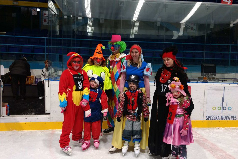 Ilustračný obrázok k článku Desiatky masiek, súťaže a dobrá nálada: V Spišskej bol karneval na ľade, FOTO