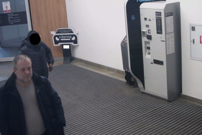 Ilustračný obrázok k článku Nepoznáte tohto muža? V reštaurácii ukradol z vrecka bundy 15 000 eur