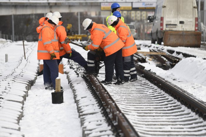 Ilustračný obrázok k článku Na Triede SNP podbíjajú koľajnice: Uzavrú prejazd Ružínska-Laborecká