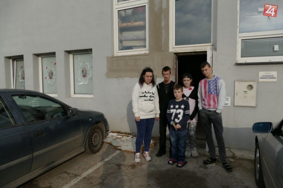 Ilustračný obrázok k článku Domovom rodiny z Hlohovca je areál pneumatík. Trnavčanka pre nich zháňa pomoc