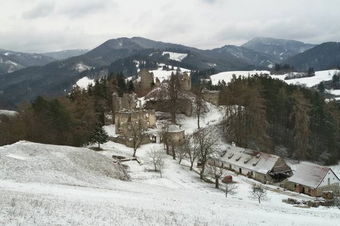 Ilustračný obrázok k článku Chcete vlastniť stredoveký hrad? Teraz si ho môžete kúpiť za cenu domu