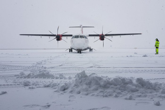 Ilustračný obrázok k článku VIDEO: Bratislavské letisko bojuje s kalamitou, lietadlá zbavujú námrazy