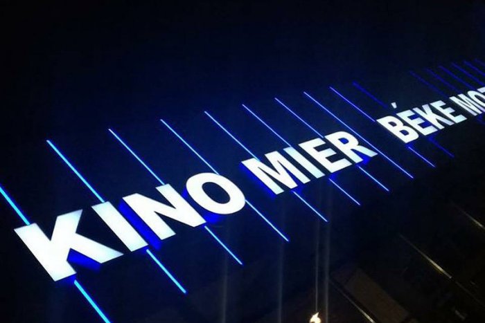 Ilustračný obrázok k článku Novozámocké Kino Mier prišlo s novinkou: Na filmový žáner ukáže farba osvetlenia