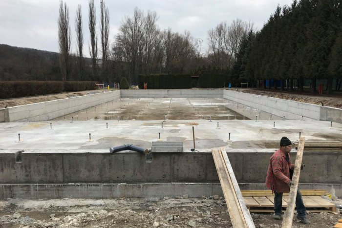 Ilustračný obrázok k článku Kúpalisko Rosnička privíta leto vynoveným bazénom