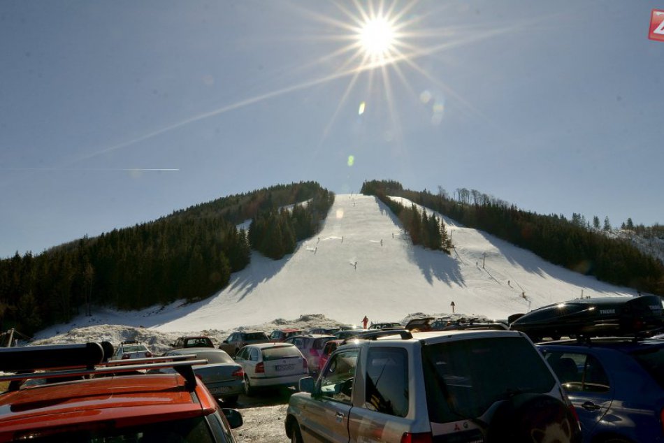 Ilustračný obrázok k článku Aké sú podmienky na svahoch v okolí? Bystričania, čítajte pred lyžovačkou