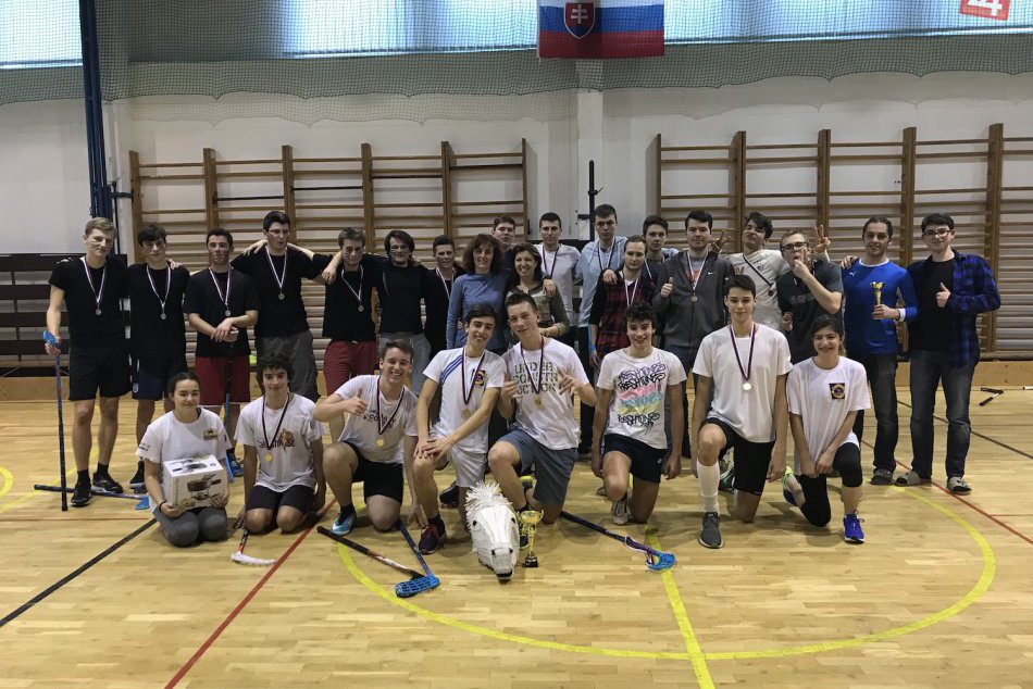 Ilustračný obrázok k článku Zo žiackych lavíc rovno do telocvične: Bilingvalisti mali florbalový turnaj