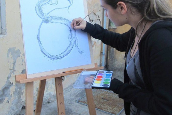 Ilustračný obrázok k článku Cestovanie v umení: Je tu ďalší ročník výtvarnej súťaže Szabóov grafický Lučenec