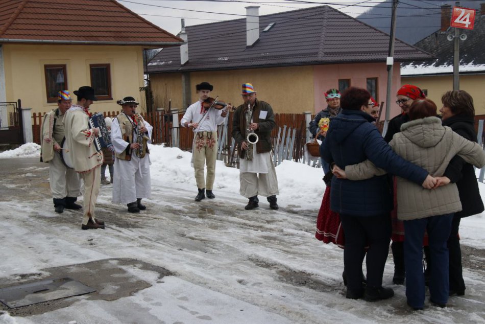 Ilustračný obrázok k článku Fašiangy vo Vlachove v obrazoch: Desiatky fotiek nefalšovanej zábavy!