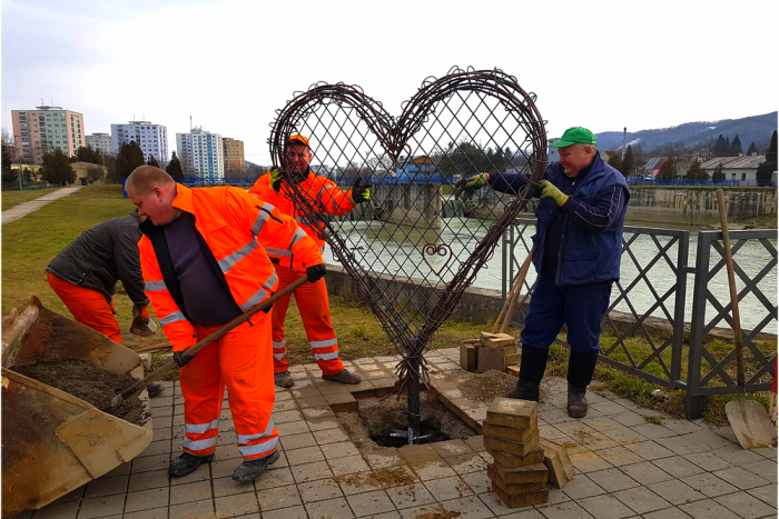 Ilustračný obrázok k článku FOTO novinky pri Valaškovskom moste: Humenské páry majú nové miesto pre zámky lásky!