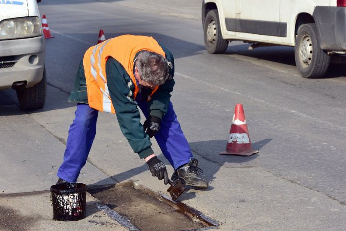Ilustračný obrázok k článku Biskupická cesta vo Fiľakove je v katastrofálnom stave, potvrdil Ján Lunter