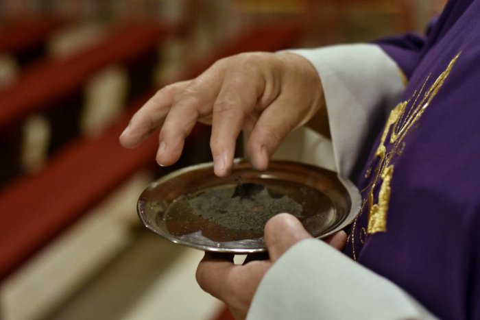 Ilustračný obrázok k článku Koniec fašiangov, je tu Popolcová streda: Veriacim začalo 40-dňové pôstne obdobie