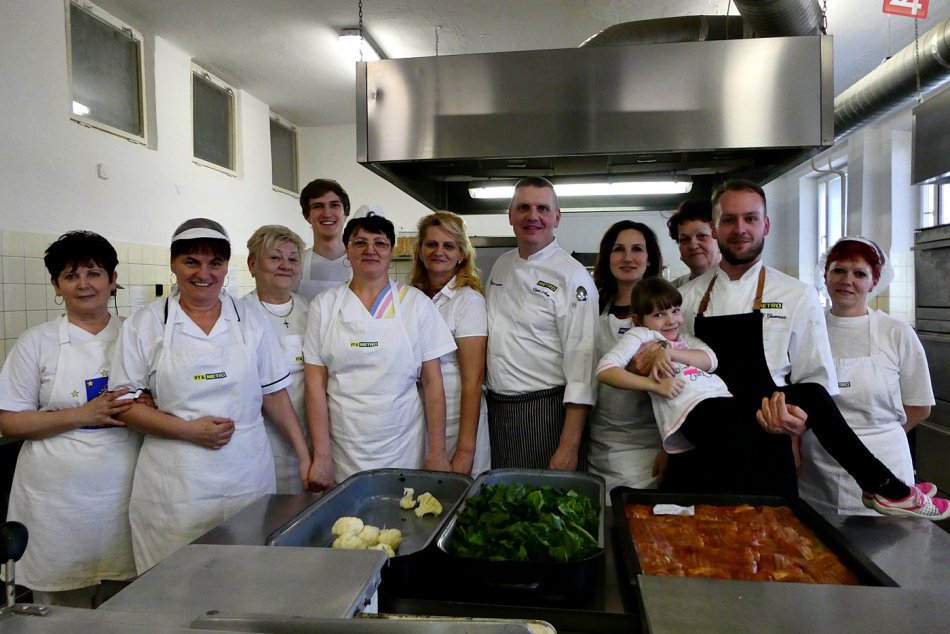 Ilustračný obrázok k článku Známy šéfkuchár na tornaľskej základke: Aha, aké dobroty navaril pre školákov! FOTO